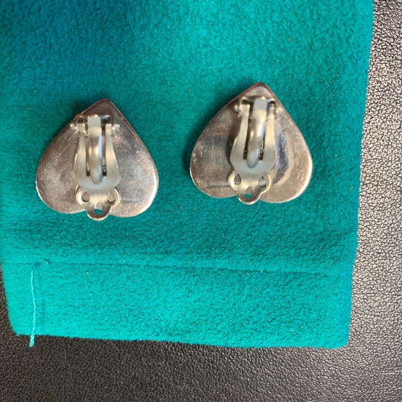 Silver clip heart shaped earrings - Picture 5 of 5